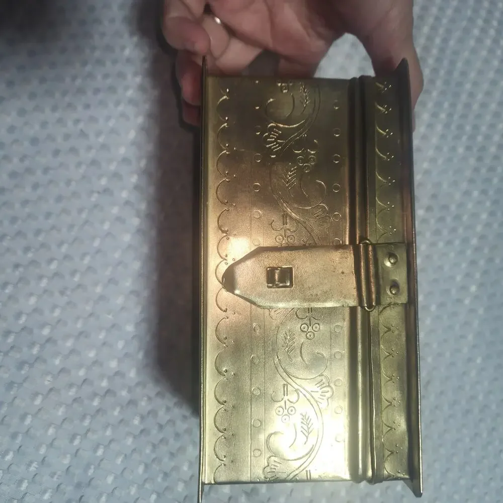VINTAGE EUC LIGHT WEIGHT BRASS COLORED JEWELRY TREASURE BOX